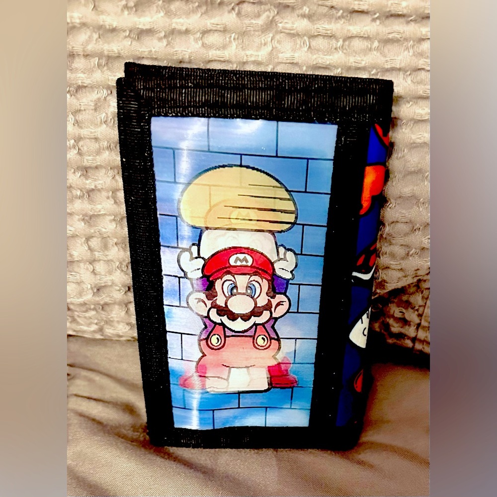 New 1990 Vintage Nintendo velcro trifold Mario wallet with hologram front.